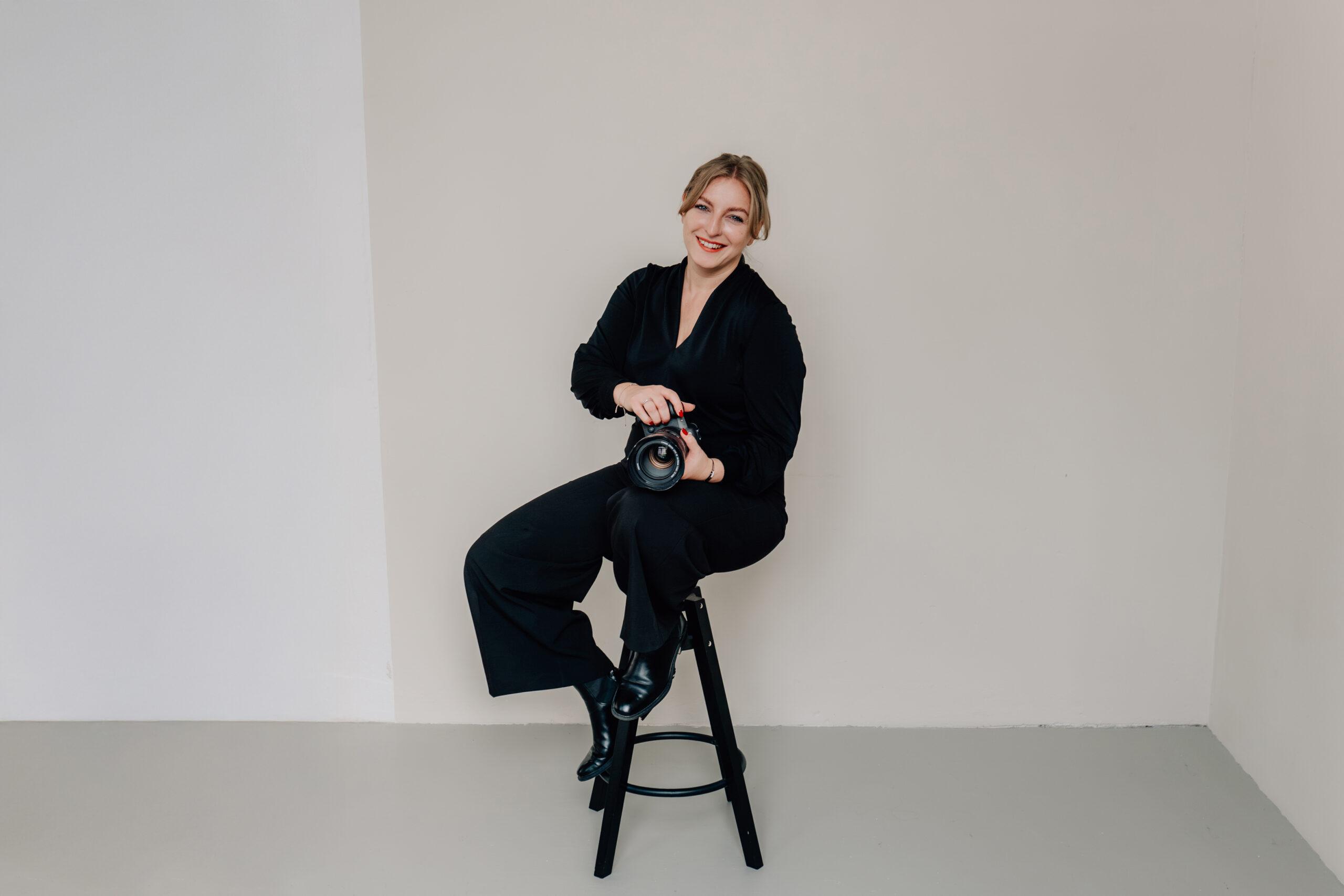 Portrait Denise Claus mit Kamera