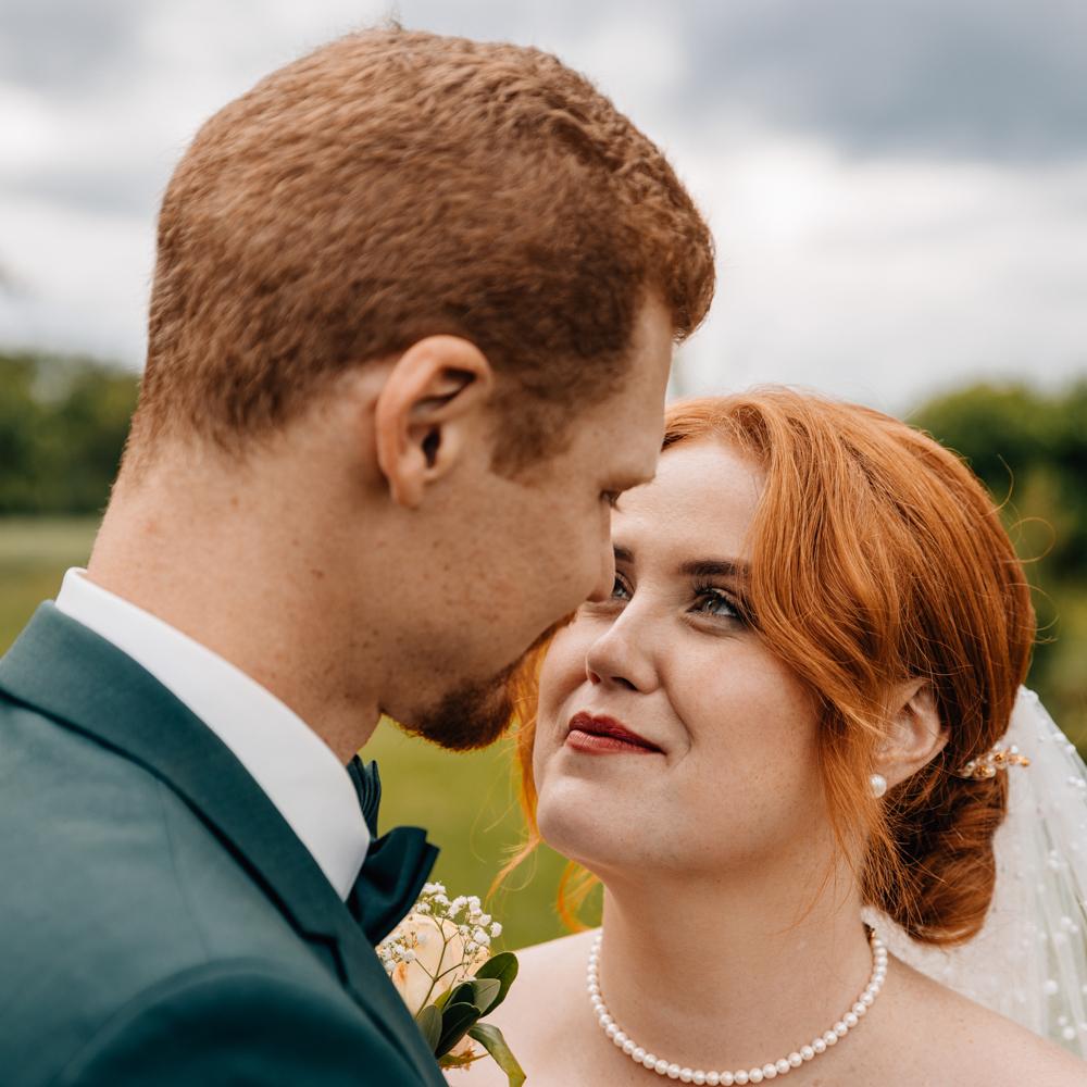 Brautpaar bei der Hochzeit in der Wiesenscheune Freiberg am Neckar