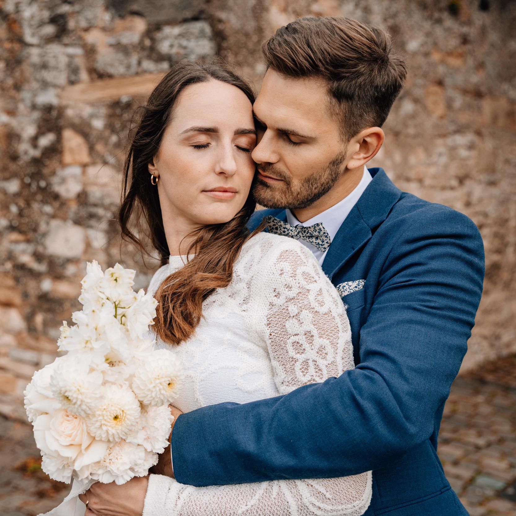 Brautpaar beim fotoshooting der standesamtlichen Hochzeit in Besigheim
